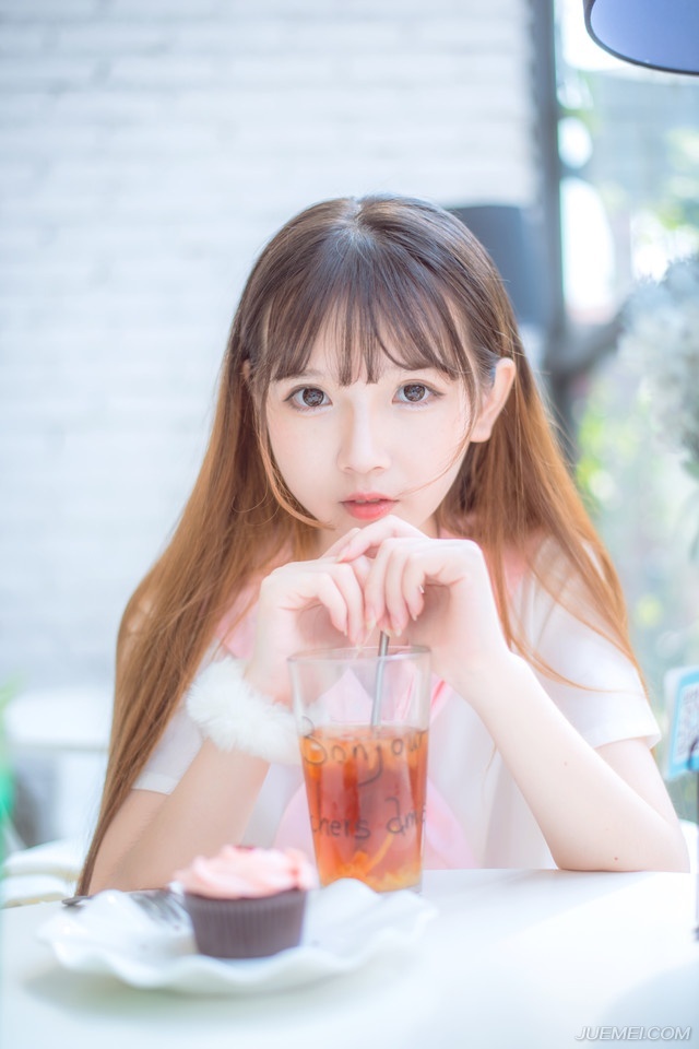 友谊能使人同舟共济，友谊能使人生活充实，五彩缤纷。